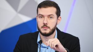 Подробнее о статье Роман Гутцайт: удивительный путь комментатора и взгляд на личную жизнь