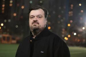Подробнее о статье Василий Уткин – голос российского спорта и философия футбольного комментирования